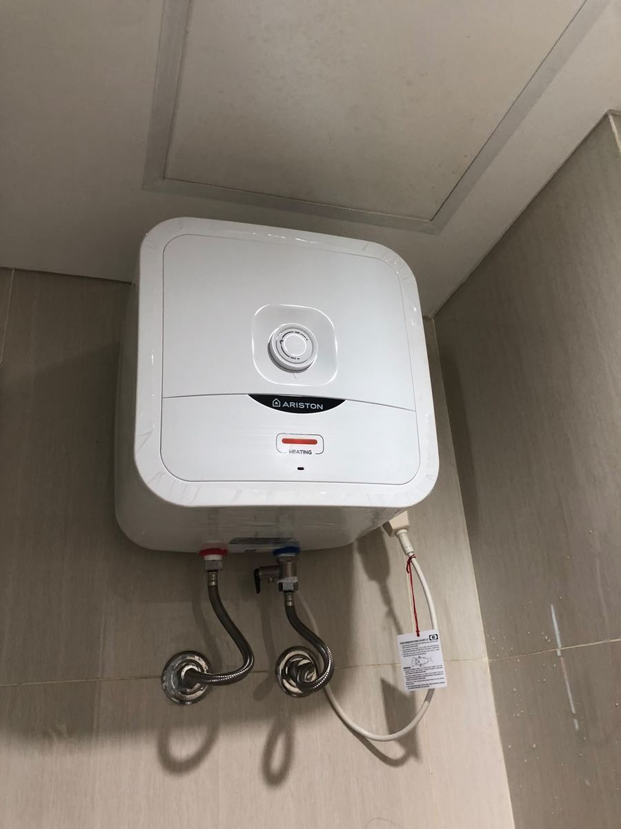 Water heater listrik Ariston terpasang di kamar mandi
