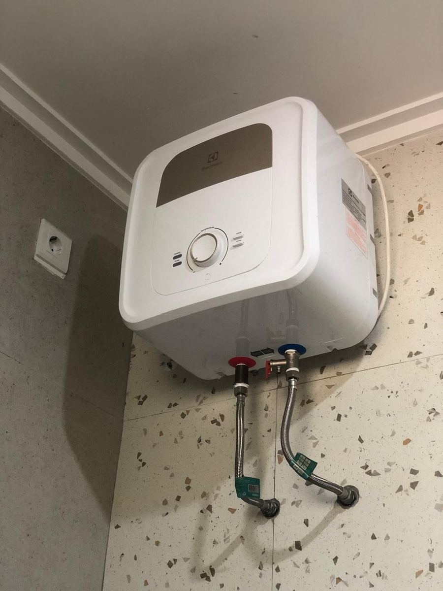 Water heater listrik Electrolux terpasang di sudut ruangan
