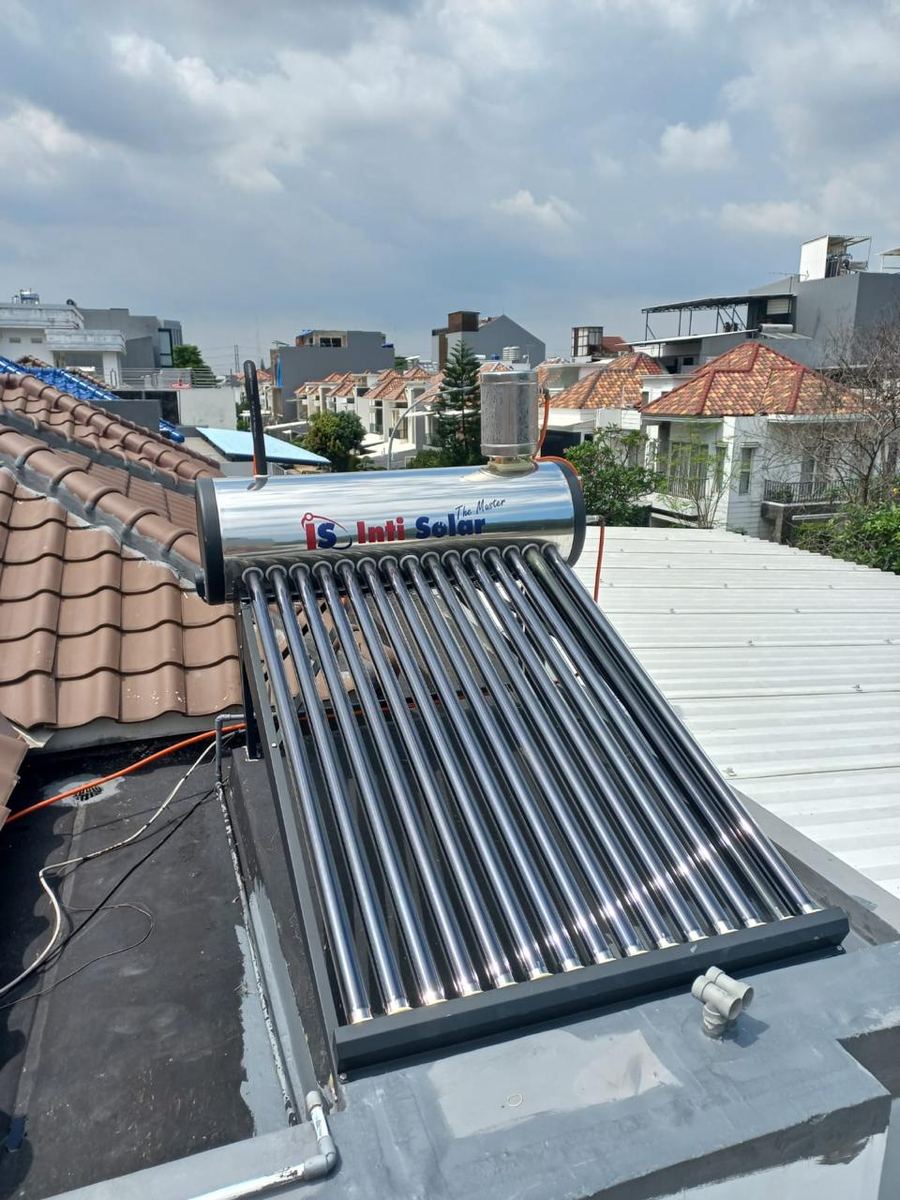 Solar water heater Inti Solar terpasang di atap