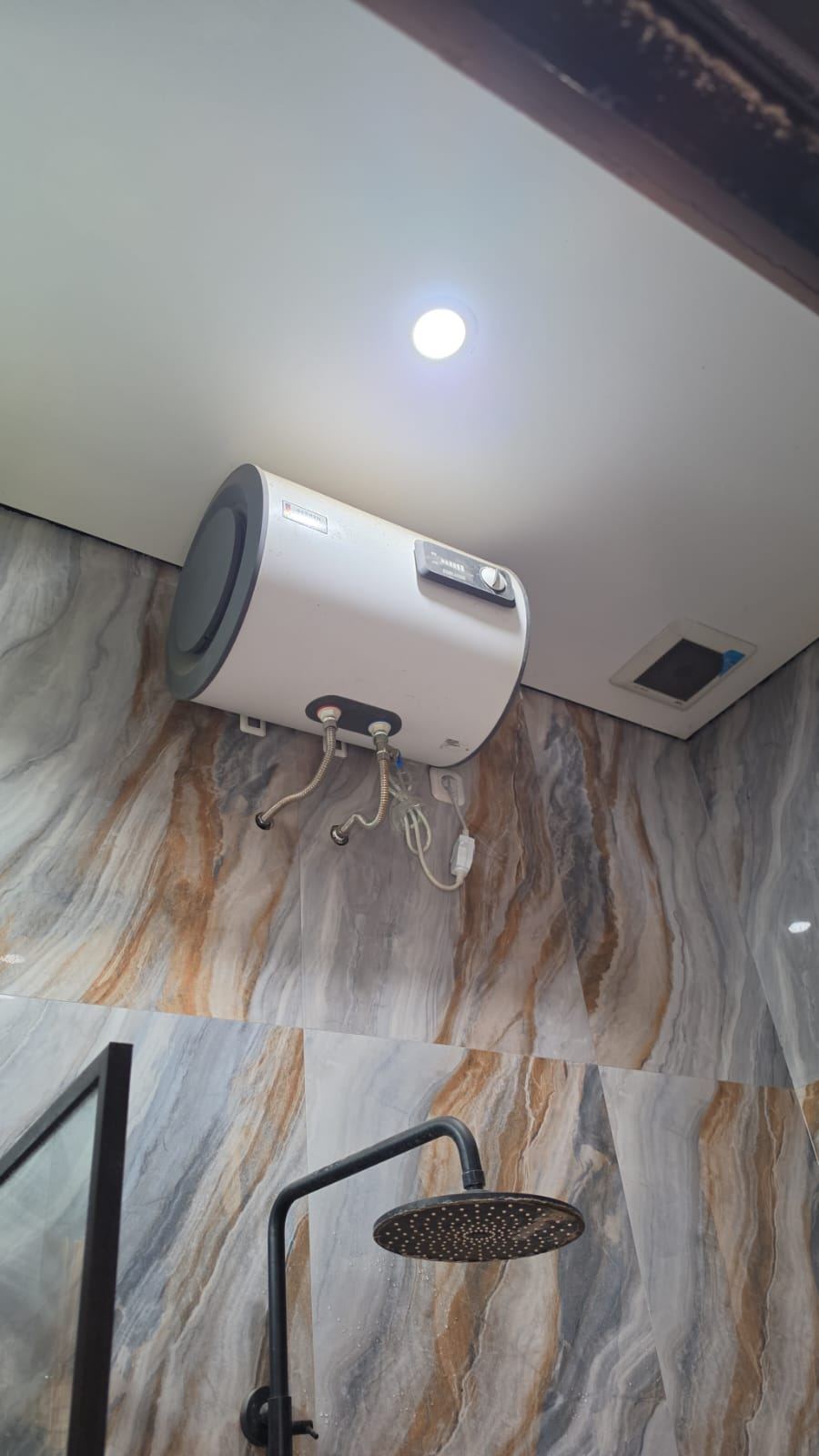 Water heater listrik terpasang di kamar mandi